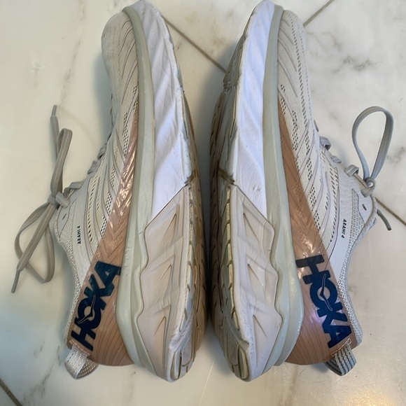 Hoka Arahi 4 cream/off-white knit runner, size 9 men’s, women’s 10.5/11 - Picture 2 of 10